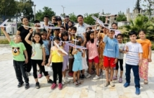 Hatay'da depremzede çocuklar model uçak etkinliğinde eğlendi