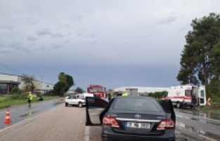 Hatay'da iki otomobilin çarpışması sonucu 4 kişi yaralandı