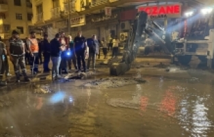 İskenderun'da altyapı çalışması sırasında su borusu patladı