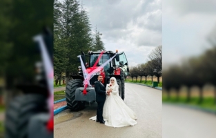 Kahramanmaraşlı çift, traktörü “gelin arabası“ yaptı