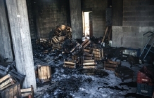 Mersin'de depoda çıkan yangın söndürüldü