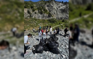 Samandağ'da öğretmen ve öğrenciler sahili temizledi