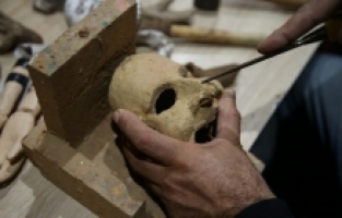 Sanatçı Tevfik Dinç, atölyesinde yaptığı tasarımlarla kuklacılığı yaşatıyor