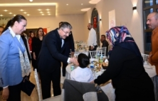 Vali Yılmaz ve Eşi, koruyucu aileler ve çocukları ile iftarda buluştu