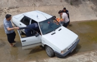 Adana'da sulama kanalına düşen otomobilin sürücüsü yaralandı