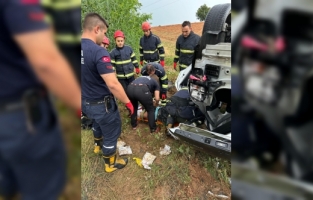 Adana'da şarampole devrilen otomobildeki 2 kişi yaralandı