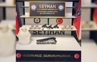 Adana'daki bir evde 4 ruhsatsız silah ve çelik yelek ele geçirildi