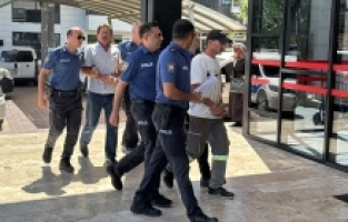 Alanya'da okul servisinin camını kıran şüpheli ve babası adliyeye sevk edildi