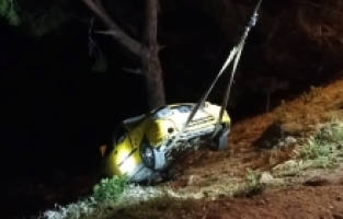 Alanya'da şarampole devrilen otomobilin sürücüsü yaralandı