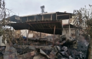 Antalya'da yangın çıkan 3 yayla evi kullanılamaz hale geldi