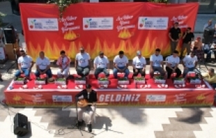 Antalya'daki festivalde 3 dakikada 323 gram acı biber yiyen kişi birinci oldu