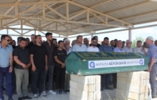 Antalya'daki motosiklet kazasında yaşamını yitiren sürücü defnedildi