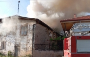 Burdur'da depoda başlayan ve iki eve sıçrayan yangın söndürüldü