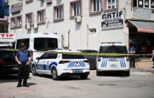 Adana'da iş yerine silahlı saldırı sırasında araçla yoldan geçen kadın öldü