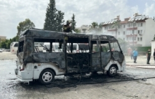 Hatay'da yangın çıkan minibüs kullanılamaz hale geldi