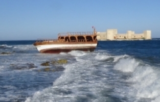 Mersin'de kuvvetli rüzgar nedeniyle sürüklenen yolcu teknesi karaya oturdu