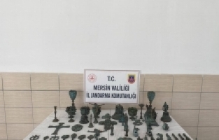 Mersin'de Meryem Ana figürlü 2 heykel ve 72 obje ele geçirildi