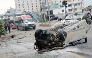 Mersin'de otomobil kaldırıma çarptı, 1 kişi öldü, 2 kişi yaralandı