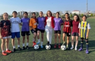 Milletvekili Asu Kaya, kadın futbolcularla buluştu