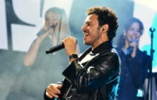 Şarkıcı Buray, Kumluca'daki festivalde konser verdi