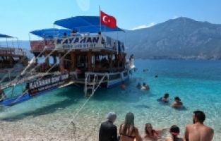 Adrasan'ın koylarını görmek isteyenler tekne turlarına ilgi gösteriyor