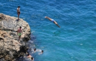 Antalya sahillerinde bayram tatili yoğunluğu sürüyor