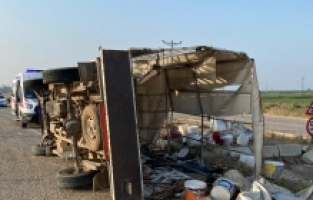 Hatay'da devrilen pikaptaki 21 tarım işçisi yaralandı