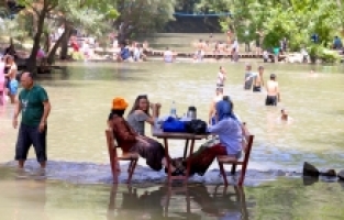 Hava sıcaklığından bunalanlar Kahramanmaraş'ın mesire alanlarında serinliyor