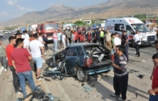 Mersin'de 2 servis aracı ve otomobilin karıştığı kazada 2 kişi öldü, 35 kişi yaralandı
