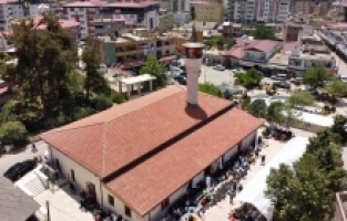 Osmaniye'de depremlerde hasar alan ve restorasyonu tamamlanan cami ibadete açıldı