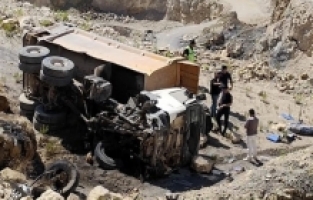 Osmaniye'de uçurumdan yuvarlanan kamyonun şoförü öldü