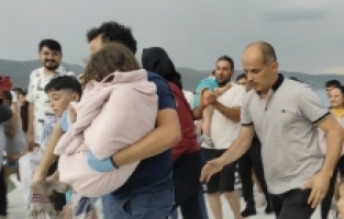 Salda Gölü'nde deniz simidiyle sürüklenen çocuğu tatilci kurtardı