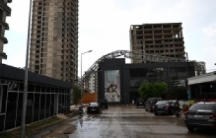 Adana'da etkili olan fırtınada bir inşaattaki kule vinç devrildi
