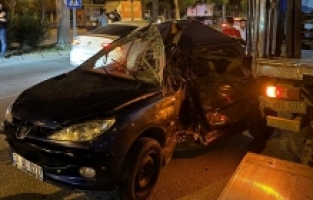 Adana'da park halindeki kamyona çarpan otomobilin sürücüsü öldü