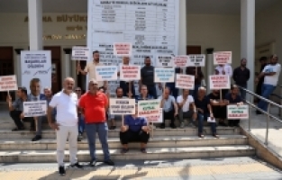 Adana'da dolmuşçular, güzergahlarına minibüs eklenmesini protesto etti