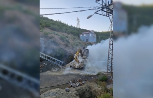Alanya'da iş makinesinin elektrik tellerine takılması sonucu çıkan yangın söndürüldü