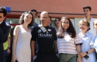 Alex de Souza, Burdurlu kadınların ürettiği el dikim top atölyesini gezdi