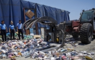 Antalya'da ele geçirilen 5 bin 807 sahte parfüm imha edildi