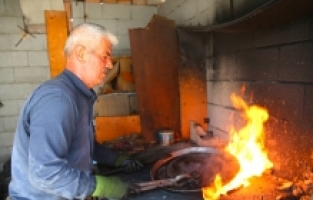 Dede mesleği kalaycılığı sürdürebilmek için kendi çabasıyla iş yeri inşa etti