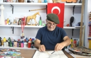 Depremde enkaz altında kalan resimleri için yeniden tuvalin başına geçti