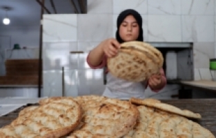 Eşinin ekmek fırınını devralan Gülcan usta, ateşin başına kızları ve yeğeniyle geçiyor