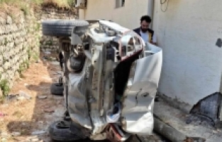 Hatay'da aile sağlığı merkezinin bahçesine devrilen otomobildeki 4 kişi yaralandı