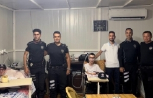 Hatay'da polisten kas hastası depremzede gence doğum günü sürprizi