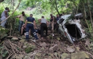 Hatay'da uçuruma yuvarlanan otomobildeki 2 kişi yaralandı