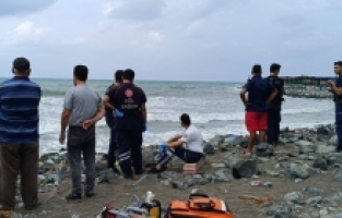 Hatay'da denize giren genç kayboldu