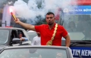 Kırkpınar Başpehlivanı Zeybek, Antalya'da coşkuyla karşılandı