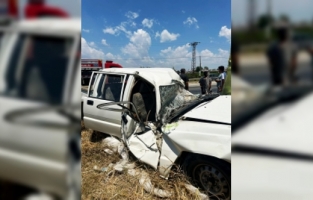 Mersin'de devrilen kamyonetteki 5 kişi yaralandı