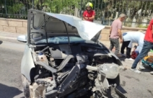 Mersin'de elektrik direğine çarpan otomobildeki 2 kişi yaralandı