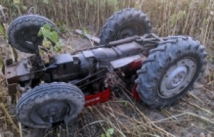 Osmaniye'de devrilen traktörün altında kalan profesör ağır yaralandı