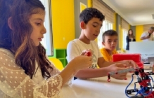 Osmaniye'de köy çocukları robotik kodlama sınıfında dijital dünyayla tanışıyor